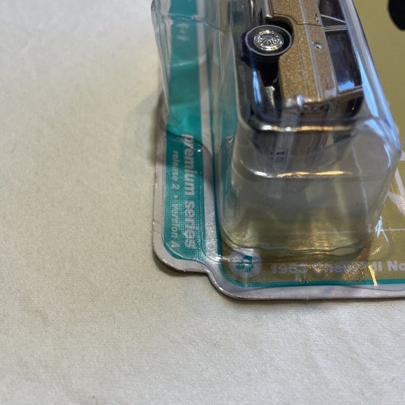 AUTO WORLD 1963 CHEVY II NOVA 400 WAGON 1:64  1 OF 13904 NEW - Picture 4 of 4